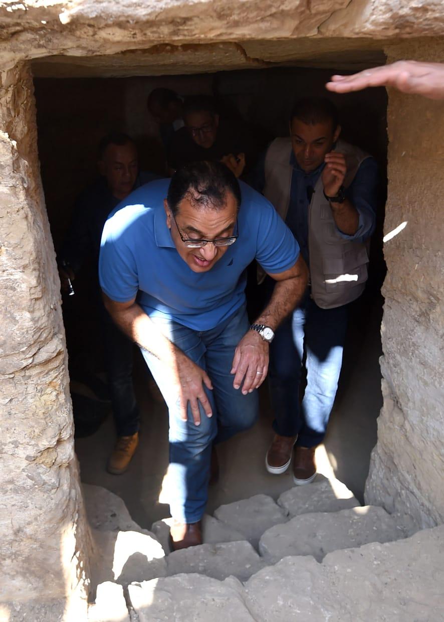 رئيس الوزراء داخل بئر أثري بسقارة لتفقد كشف أثري كبير يعلن عن تفاصيله قريباً