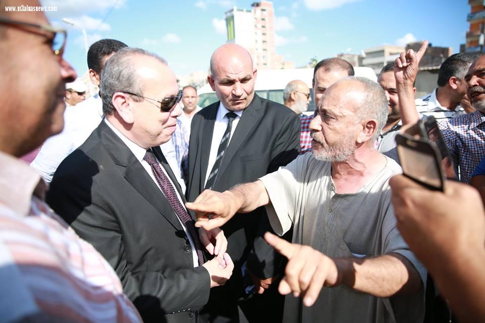 محافظ كفرالشيخ يشدد برفع الإشغالات بسوق بلطيم ومواطن: 