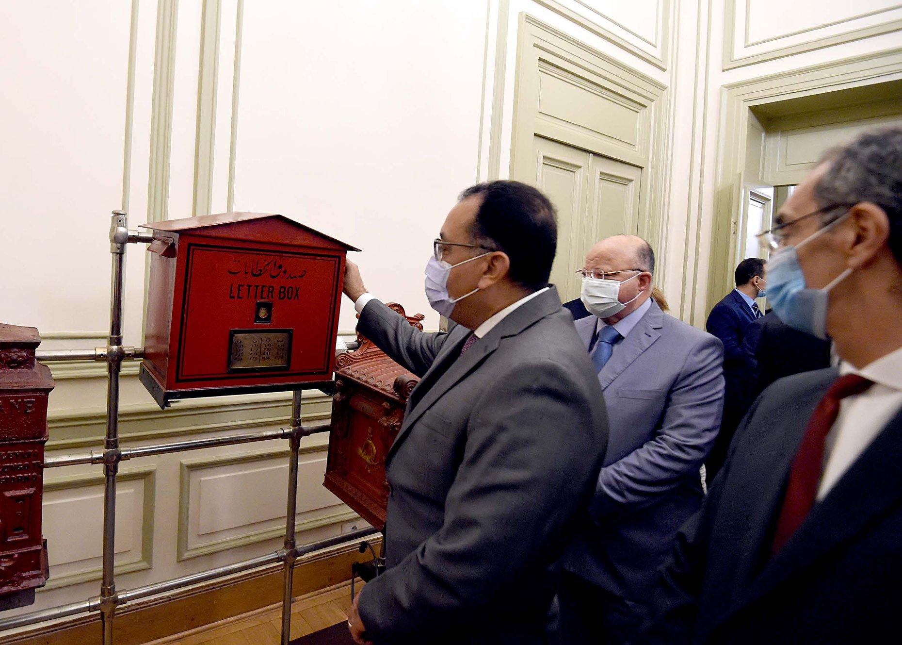 مدبولي..يتفقد أعمال تطوير مبنى متحف البريد المصري التاريخي بالعتبة