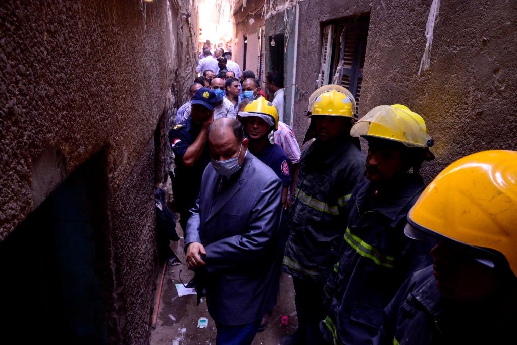 محافظ أسيوط يتفقد المنزل المنهار ويتابع انقاذ ربة منزل من أسفل الانقاض