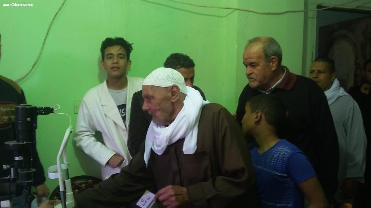 نائب مصيف بلطيم بكفر الشيخ يجرى الكشف الطبى فى  قافلة العيون