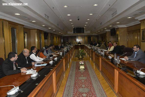 محافظ أسيوط يترأس إجتماع مناقشة الموقف التنفيذي لمشروعات المبادرة الرئاسية 