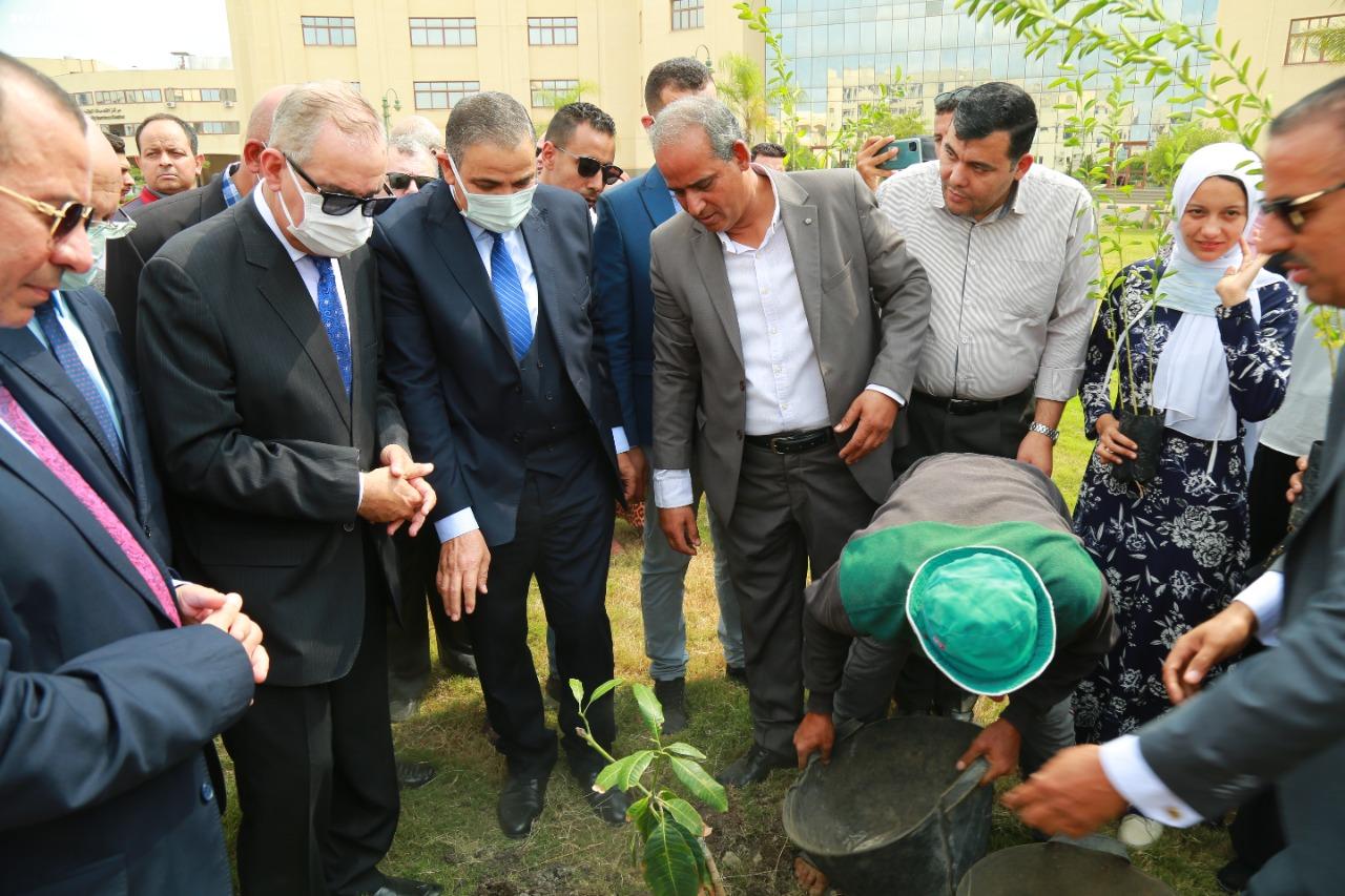 محافظ كفر الشيخ ورئيس الجامعة يثنون على العروض الرياضية للجامعات المصرية