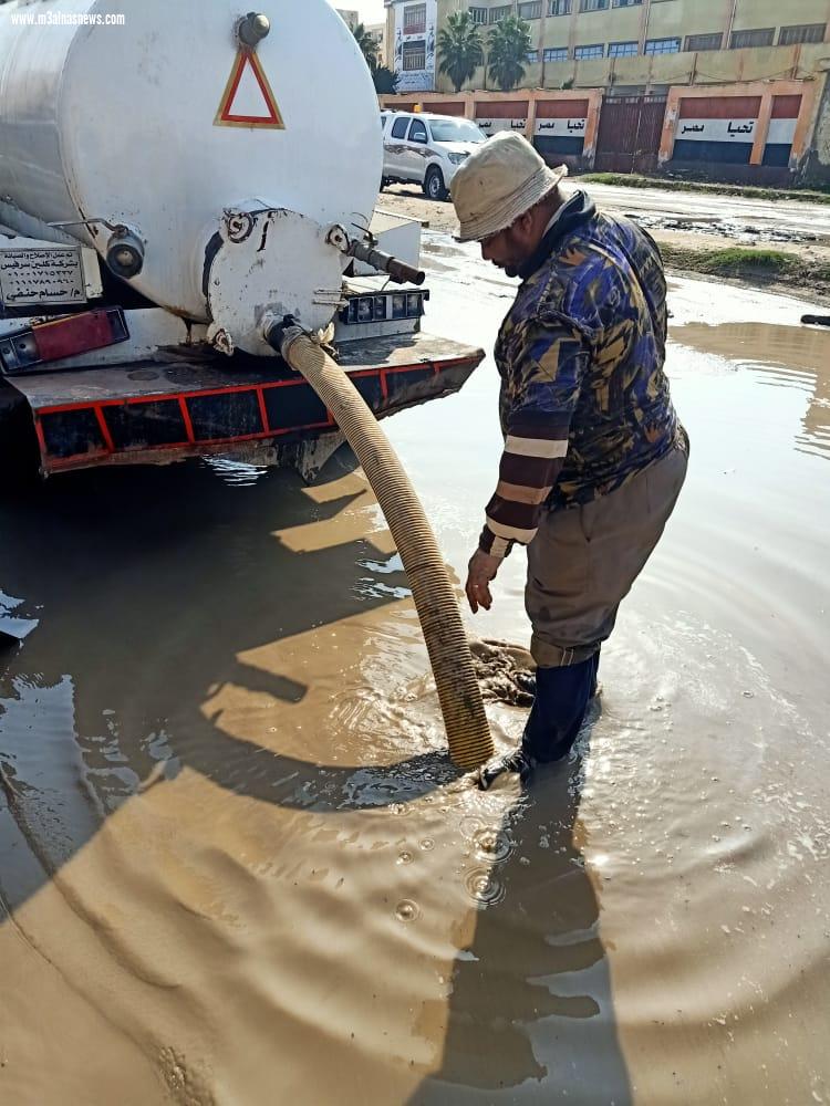   هطول أمطار غزيرة ببلطيم والمصيف بكفر الشيخ واستمرار رفع المياه