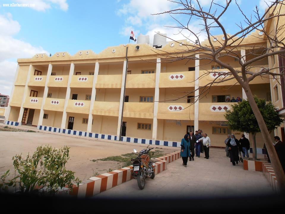 رئيس مدينة الحامول في زيارة مفاجئة لمدرسة الحامول التجارية بنين