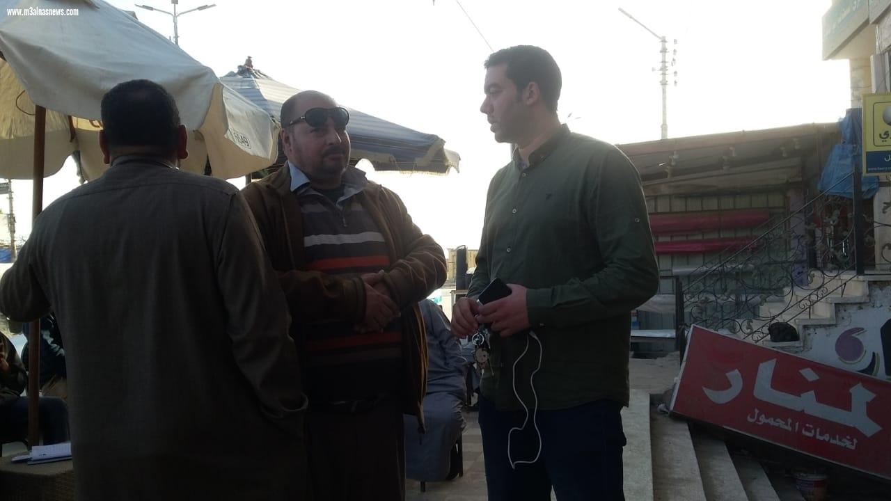 نائب مصيف بلطيم بكفر الشيخ يجرى الكشف الطبى فى  قافلة العيون