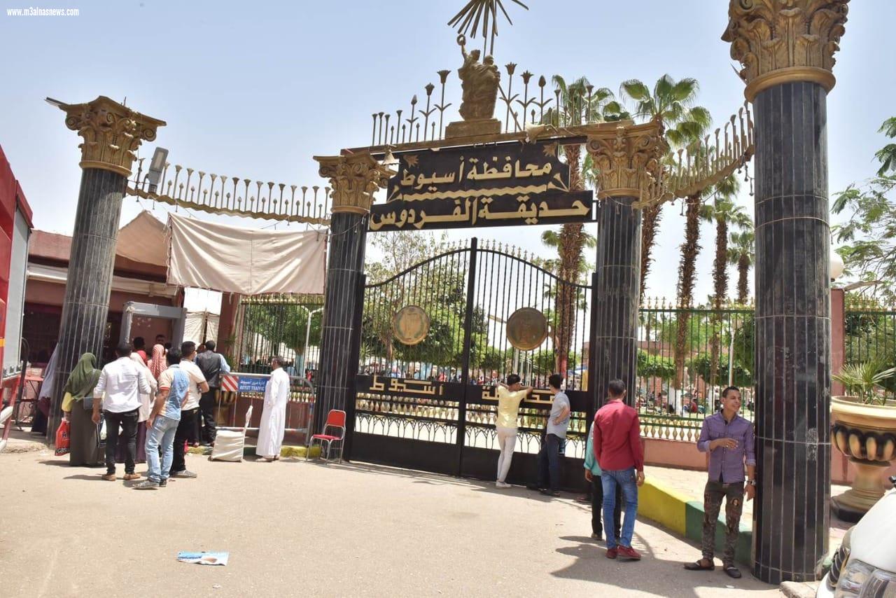 محافظ أسيوط : توافد المواطنين على الحدائق والمتنزهات والعبارات النيلية فى ثانى ايام عيد الفطر وحملات نظافة مكثفة بالمراكز والاحياء