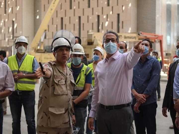 العناني يتفقد أخر مستجدات الاعمال في المتحف المصري الكبير