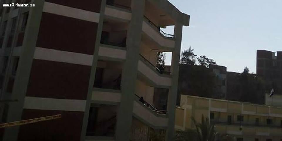 أولياء أمور يتسلقون أسوار المدارس بكفر الشيخ لـ