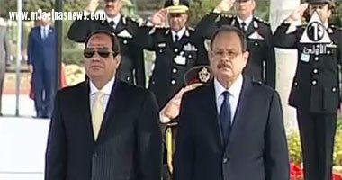 السيسي يضع إكليل زهور على نصب شهداء الشرطة فى الاحتفال بعيدهم