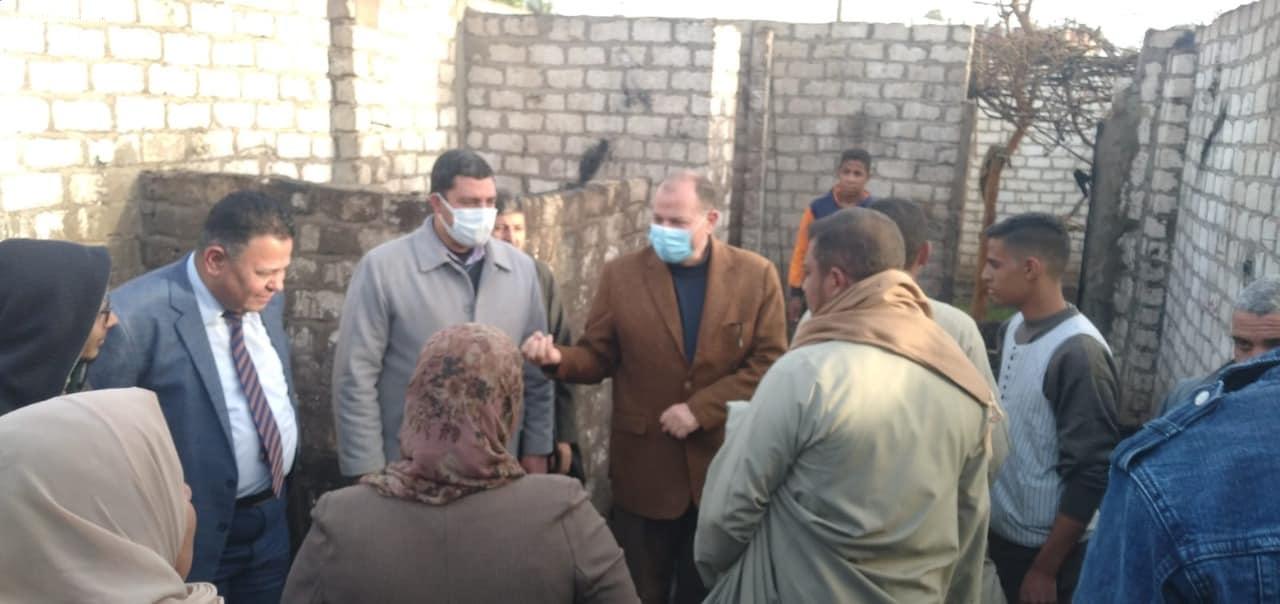 محافظ أسيوط يتفقد أعمال السيطرة على حريق مخزن مواسير بلاستيكية بقرية اللوقا بساحل سليم ويلتقى الاهالى ويوجه بصرف مساعدات عاجلة لهم