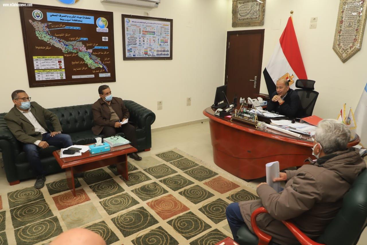 مياه أسيوط تناقش الأعمال الجارية بمرشحة التشيكى ومعملها المرجعى .. 