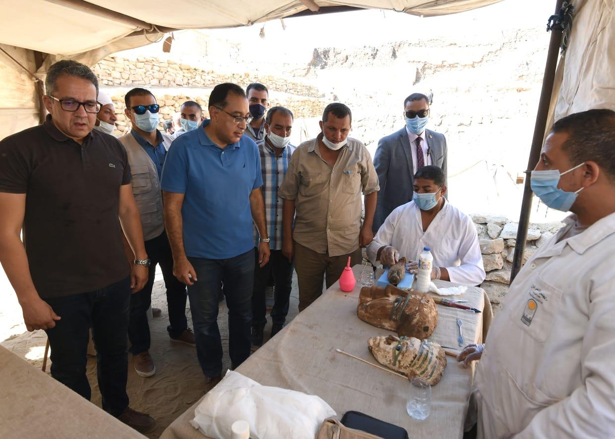 رئيس الوزراء داخل بئر أثري بسقارة لتفقد كشف أثري كبير يعلن عن تفاصيله قريباً