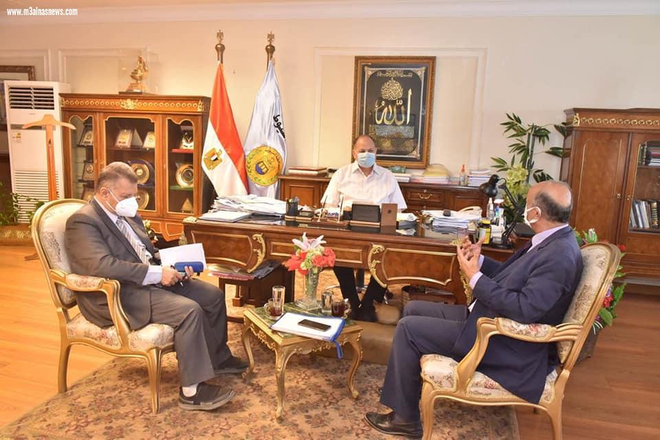 محافظ أسيوط يناقش موقف مشروعات تطوير الريف المصري التي ينفذها جهاز التعمير بإجمالي 243 مشروعًا بتكلفة 2 مليار جنيه في 7 مراكز