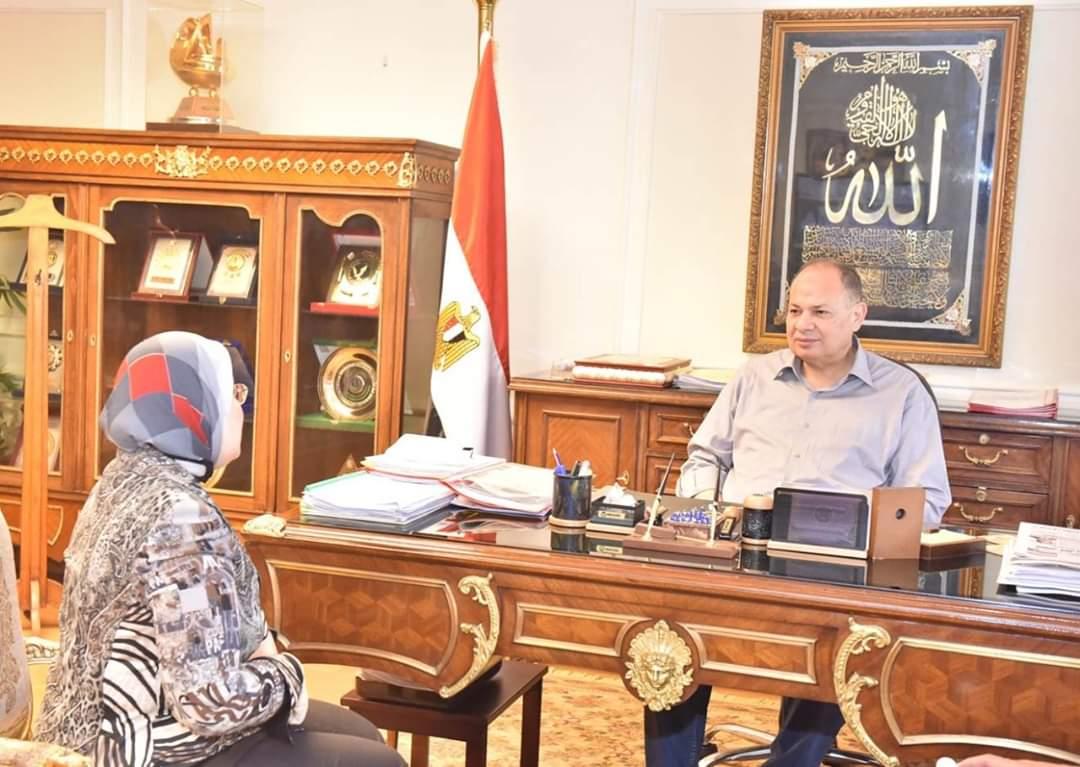 محافظ أسيوط يلتقي مقررة فرع المجلس القومي للمرأة بالمحافظة لاستعراض خطة المجلس 