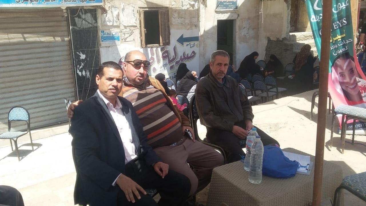 نائب مصيف بلطيم بكفر الشيخ يجرى الكشف الطبى فى  قافلة العيون