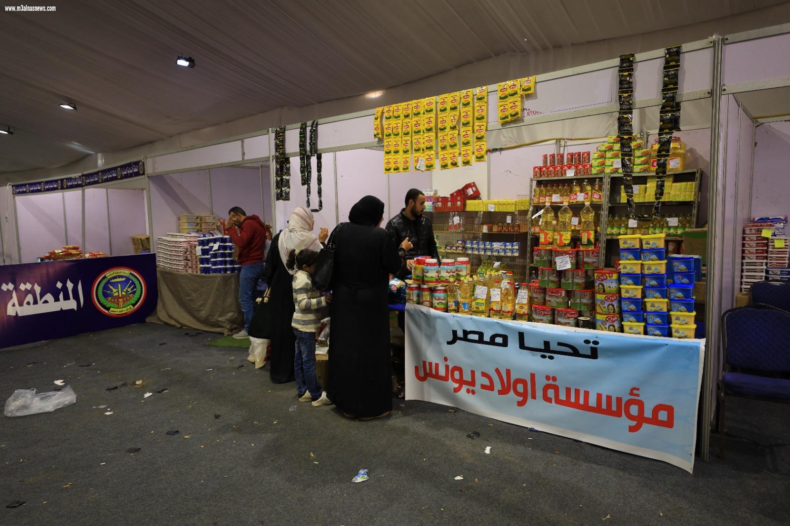 محافظ كفر الشيخ يتفقد معرض السلع الاساسيه لمتابعة ضبط الأسعار 