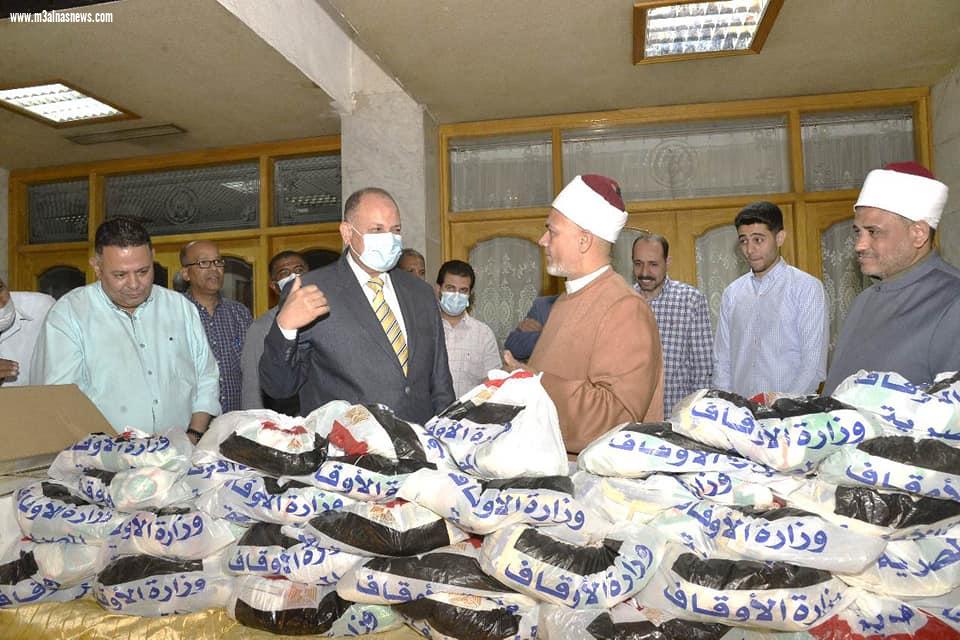 محافظ أسيوط يعلن انطلاق قافلة وزارة الاوقاف لتوزيع 29 طن من لحوم صكوك الاطعام و35 ألف شنطة غذائية بالقرى الأكثر احتياجاً بالمحافظة