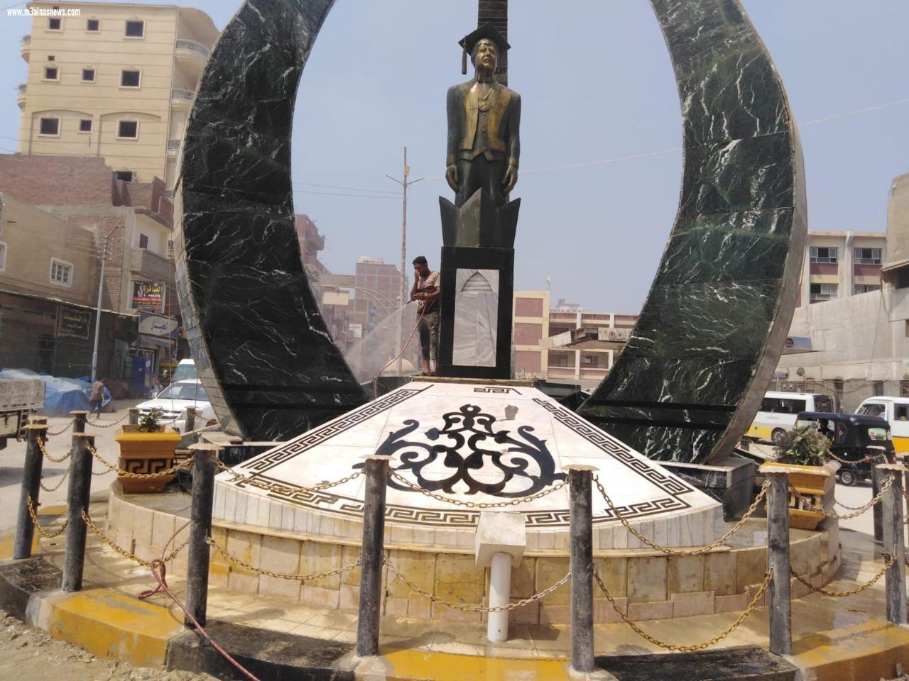 وضع الزهور والورود بجوار تمثال زويل بكفر الشيخ احتفالا بالذكرى الخامسة لرحيله
