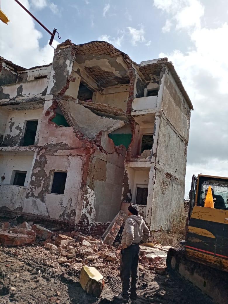توجيهات محافظ كفر الشيخ ازالة عمارة سكنية آيلة للسقوط بقرية بالحامول