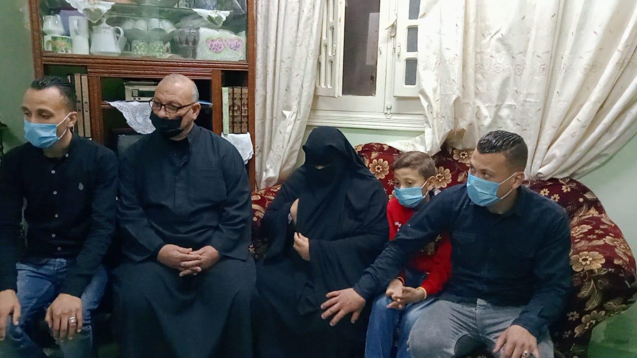 محافظ كفر الشيخ يقدم واجب العزاء لأسرة السواحلي شهيد سيناء 