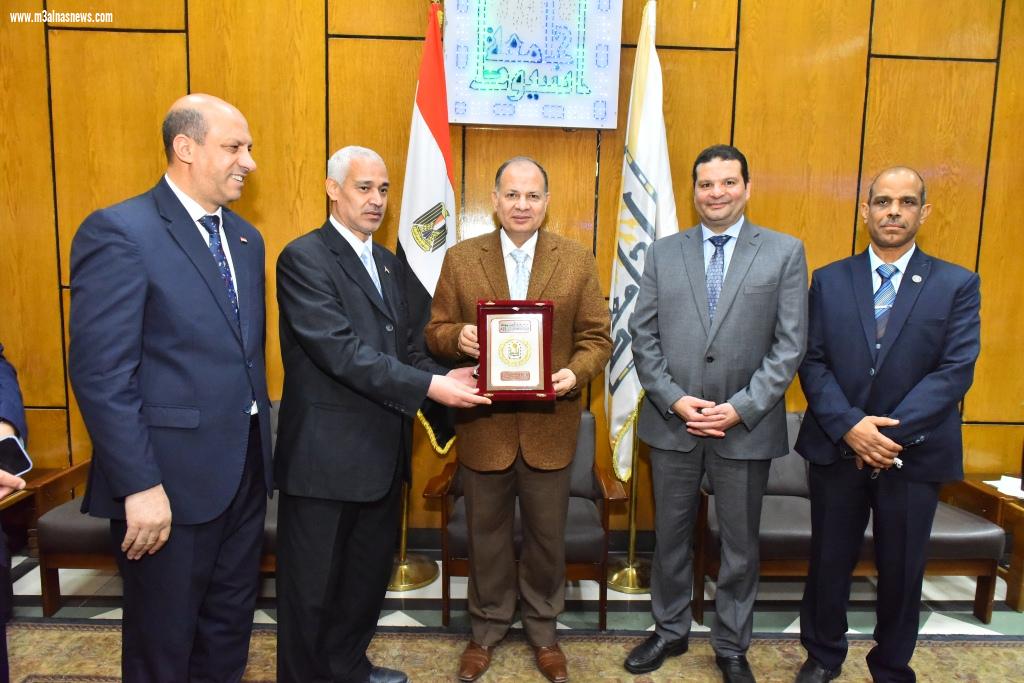 نائب وزير المالية ومحافظ أسيوط يفتتحان أعمال تطوير ورفع كفاءة مبنى المديرية المالية