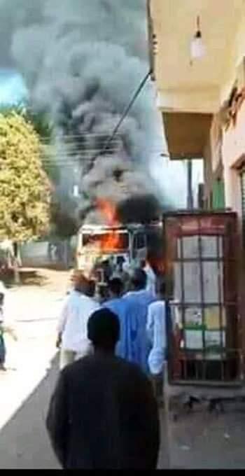  حريق شاحنة محملة بقش الأرز فى أسوان و الدفع بـ6 سيارات إطفاء للسيطرة عليها