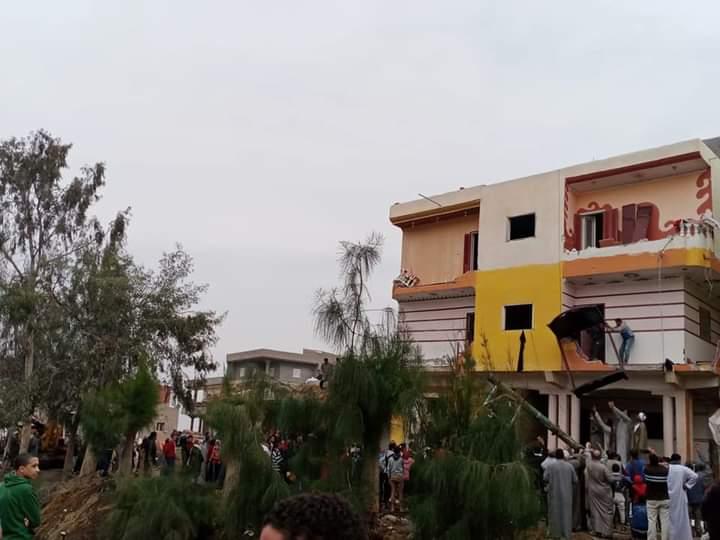 بالصور.. ننشر حقيقة وأسباب وملابسات هدم أحد العقارات بالحامول