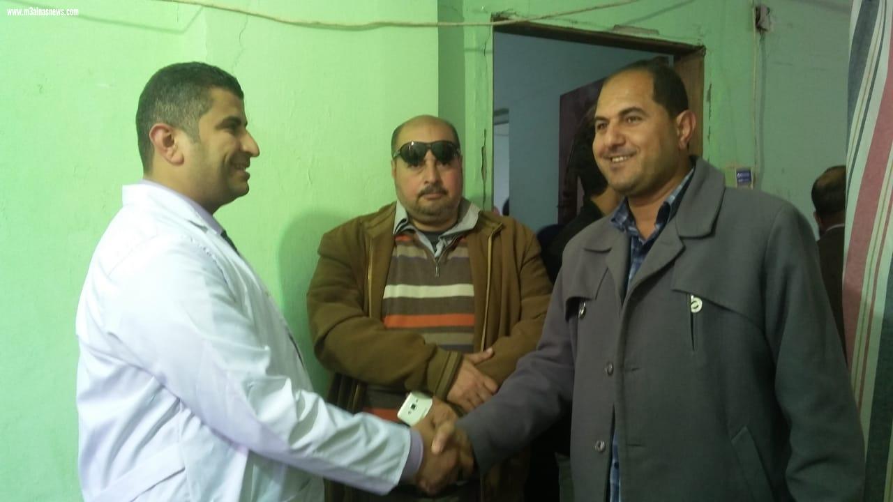 نائب مصيف بلطيم بكفر الشيخ يجرى الكشف الطبى فى  قافلة العيون