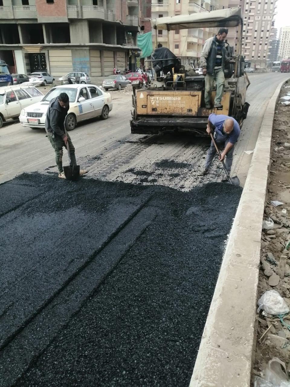 محافظ كفرالشيخ يوجه باستمرار أعمال الرصف بمراكز ومدن المحافظة
