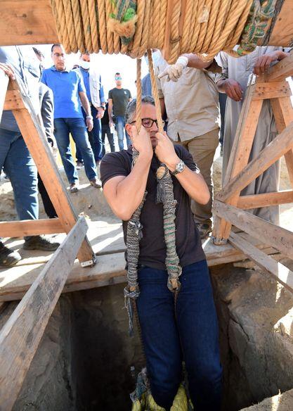 رئيس الوزراء داخل بئر أثري بسقارة لتفقد كشف أثري كبير يعلن عن تفاصيله قريباً