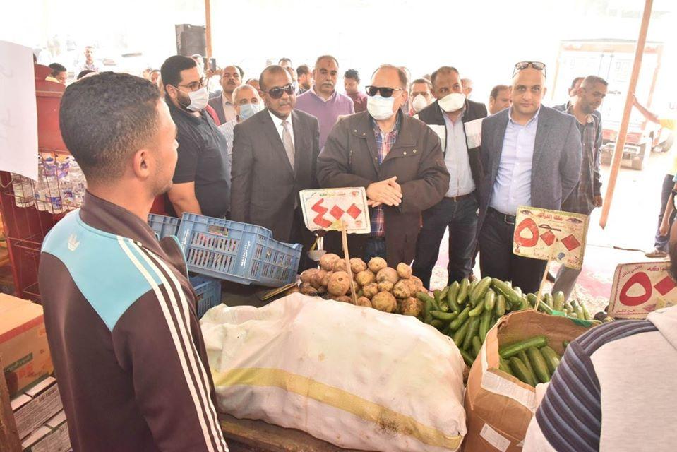 محافظ أسيوط يفتتح معارض الغرفة التجارية لبيع الخضار والفاكهة والسلع الغذائية بأسعار مخفضة بميدان المنفذ وجمعية الشبان المسلمين