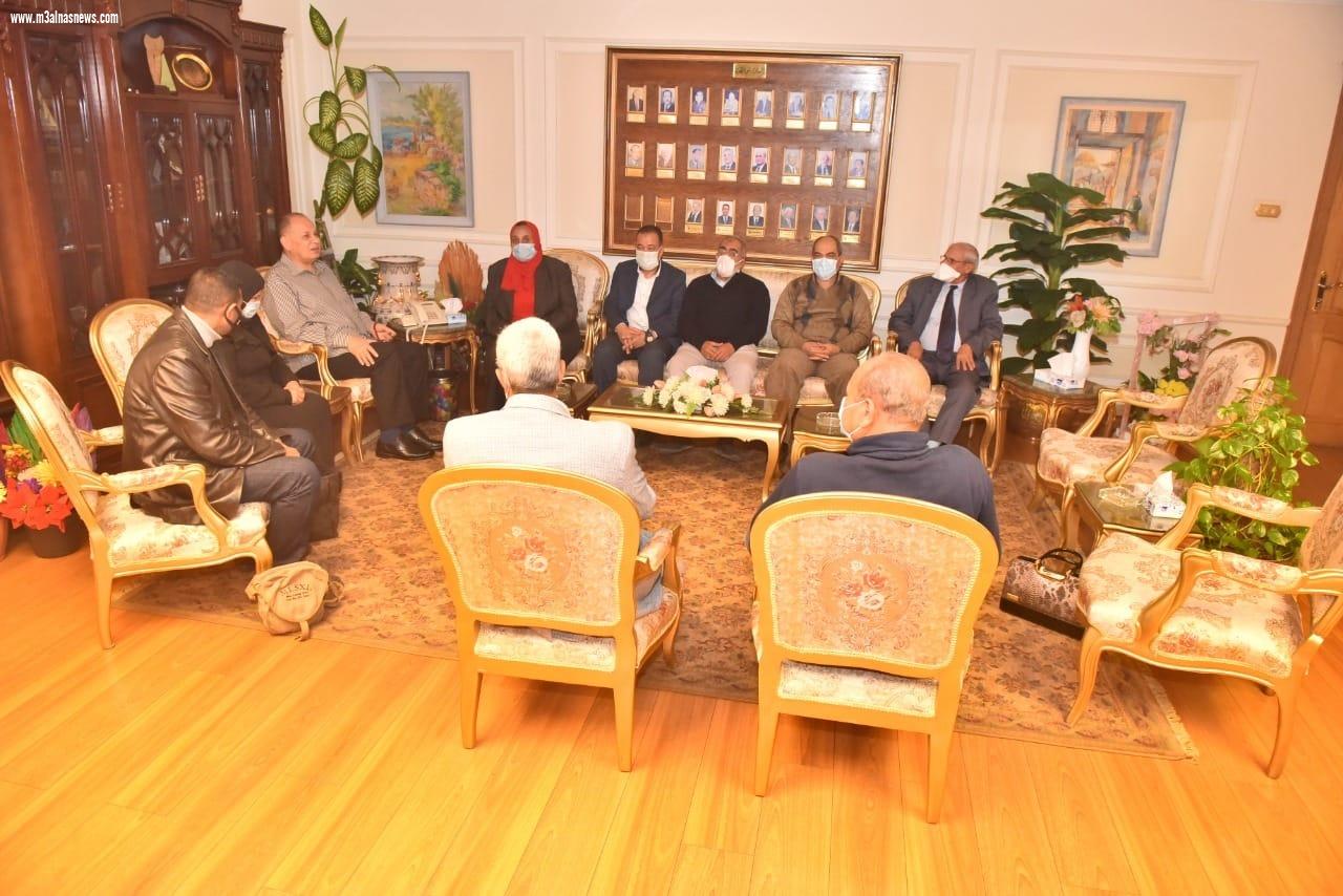 محافظ أسيوط يلتقي وفد وزارة الزراعة لدعم جهود التوعية بأهمية الري الحديث والتسميد الحيوي وأهمية تدوير المخلفات الزراعية