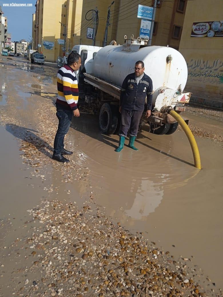   هطول أمطار غزيرة ببلطيم والمصيف بكفر الشيخ واستمرار رفع المياه