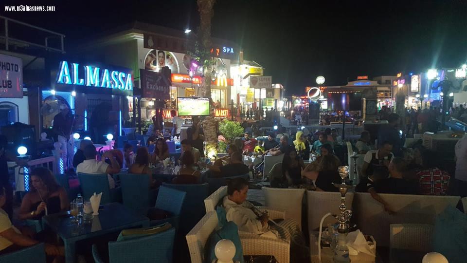 بالصور...السياح يستمتعون بشوارع خليج نعمه على كافيهات شرم الشيخ