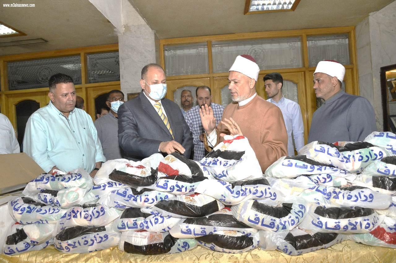 محافظ أسيوط يعلن انطلاق قافلة وزارة الاوقاف لتوزيع 29 طن من لحوم صكوك الاطعام و35 ألف شنطة غذائية بالقرى الأكثر احتياجاً بالمحافظة