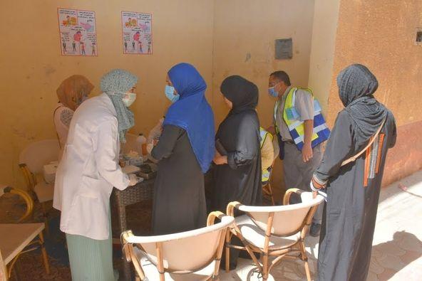 القافلة التنموية لجامعة القاهرة تواصل تقديم خدماتها لمنطقة عشش السودان بالجيزة