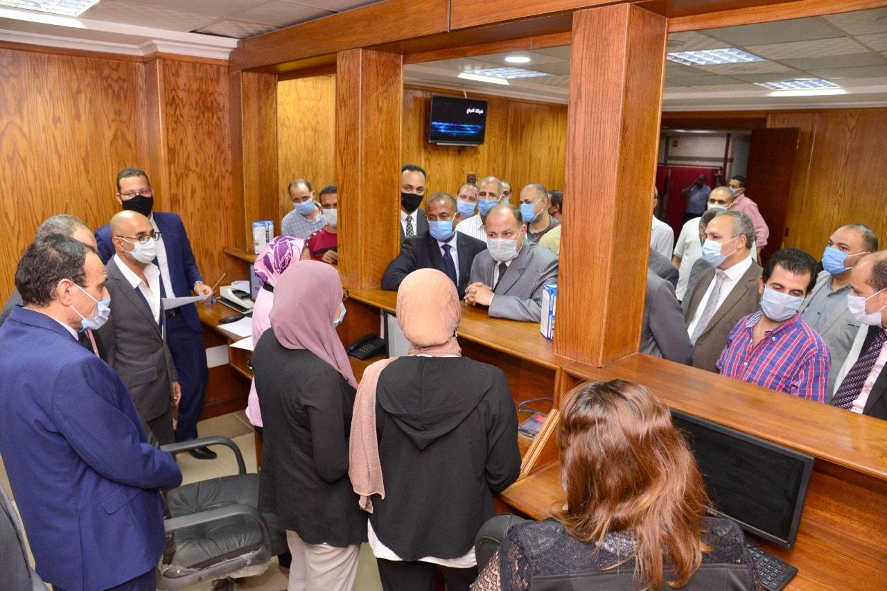 محافظ أسيوط يفتتح معرض 