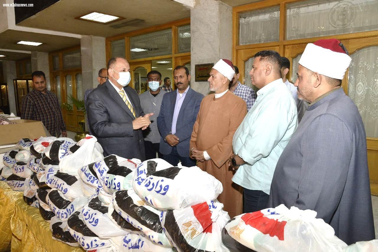 محافظ أسيوط يعلن انطلاق قافلة وزارة الاوقاف لتوزيع 29 طن من لحوم صكوك الاطعام و35 ألف شنطة غذائية بالقرى الأكثر احتياجاً بالمحافظة