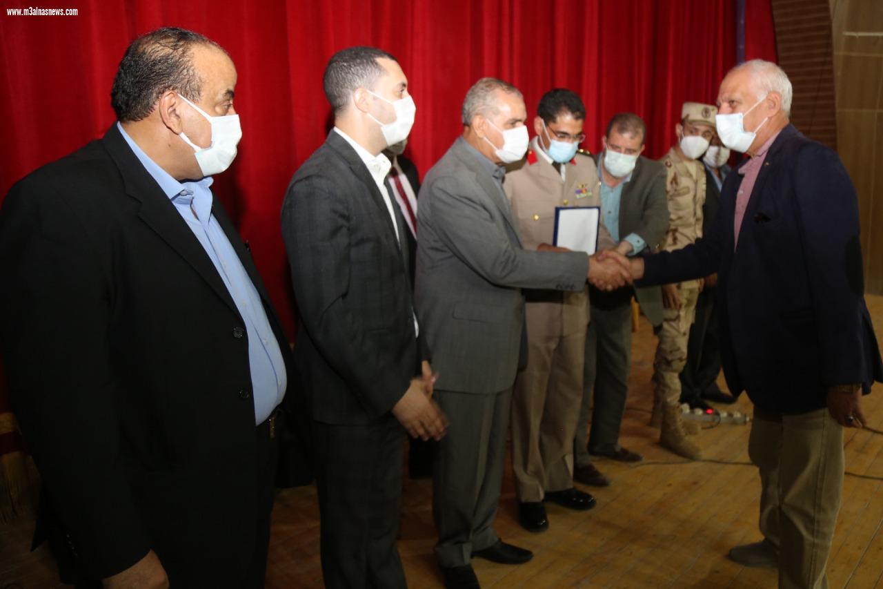 محافظ كفر الشيخ يكرم أبطال أكتوبر ويؤكد أن رجال القوات المسلحة المصرية هم فخر مصر والعالم