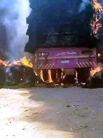  حريق شاحنة محملة بقش الأرز فى أسوان و الدفع بـ6 سيارات إطفاء للسيطرة عليها