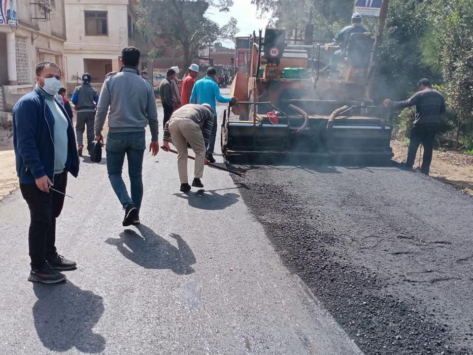  محافظ كفرالشيخ يوجه باستمرار أعمال الرصف بمراكز ومدن المحافظة