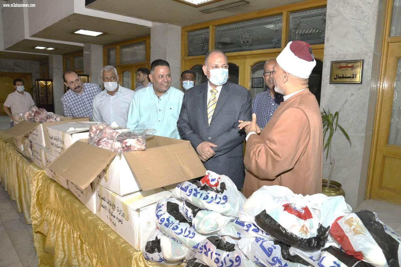 محافظ أسيوط يعلن انطلاق قافلة وزارة الاوقاف لتوزيع 29 طن من لحوم صكوك الاطعام و35 ألف شنطة غذائية بالقرى الأكثر احتياجاً بالمحافظة