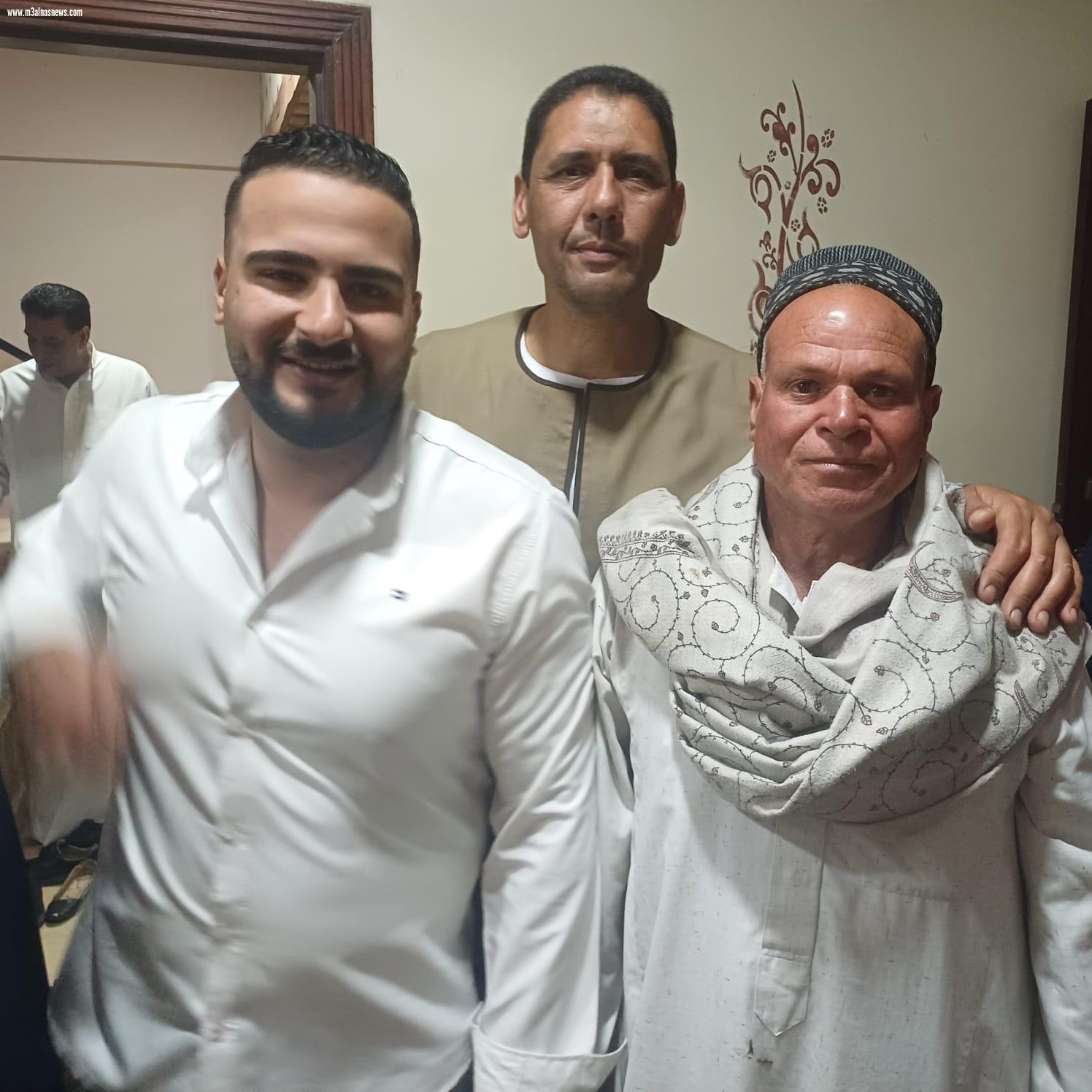 الزميل السيد شحاتة ... يهنئ المهندس احمد فايز يونس بالخطوبة