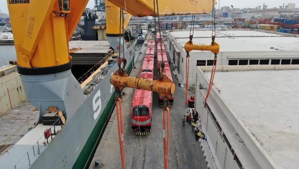 • وزير النقل يعلن وصول الدفعة الرابعة من الجرارات الجديدة الى ميناء الاسكندرية 
