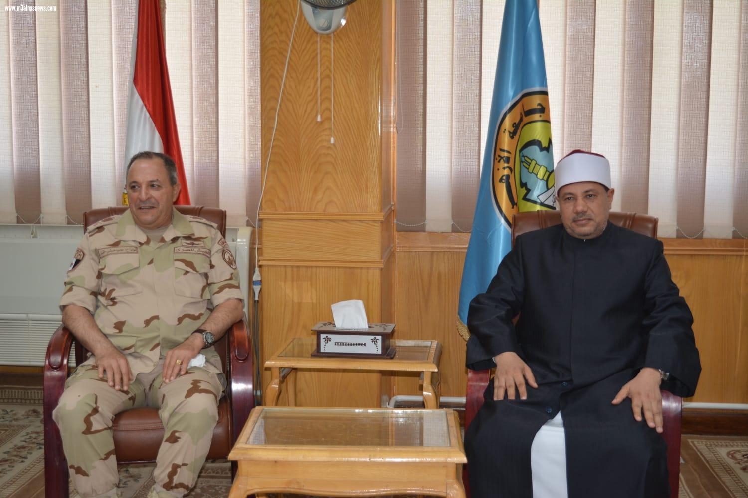 قائد المنطقة الجنوبية العسكرية يقدم التهنئة لنائب رئيس جامعة الأزهر بأسيوط بحلول عيد الأضحى المبارك