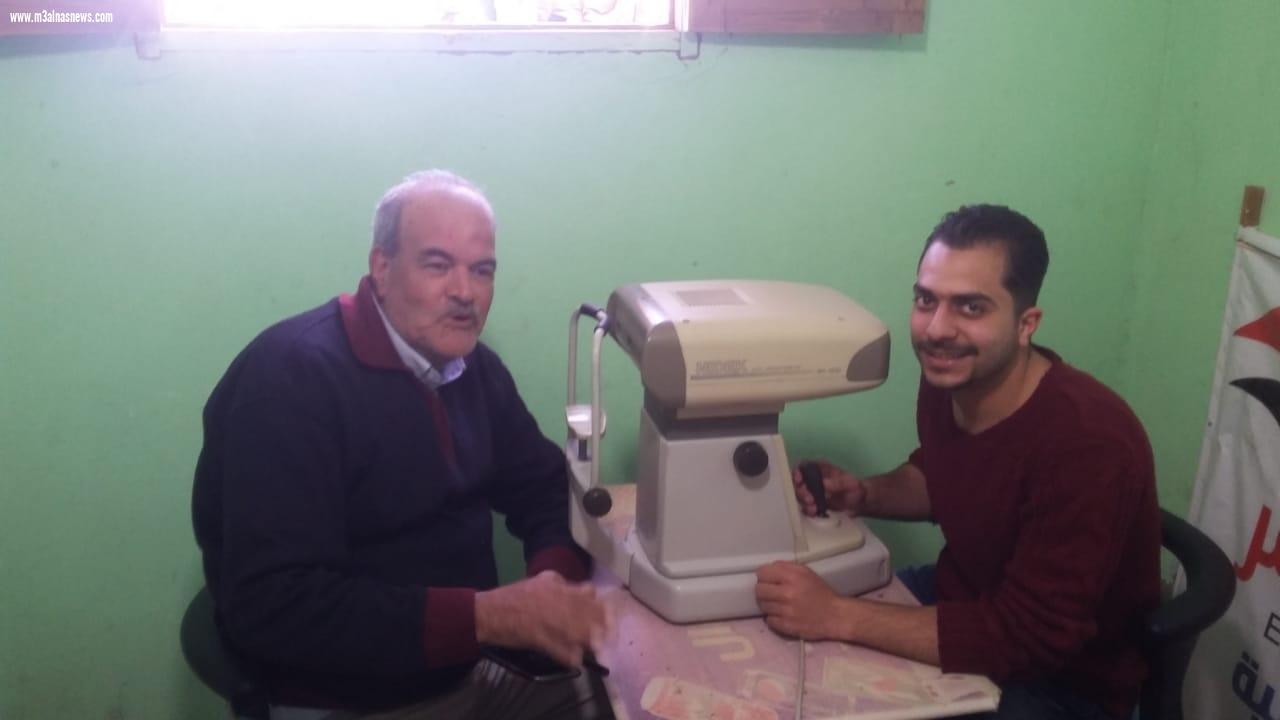 نائب مصيف بلطيم بكفر الشيخ يجرى الكشف الطبى فى  قافلة العيون