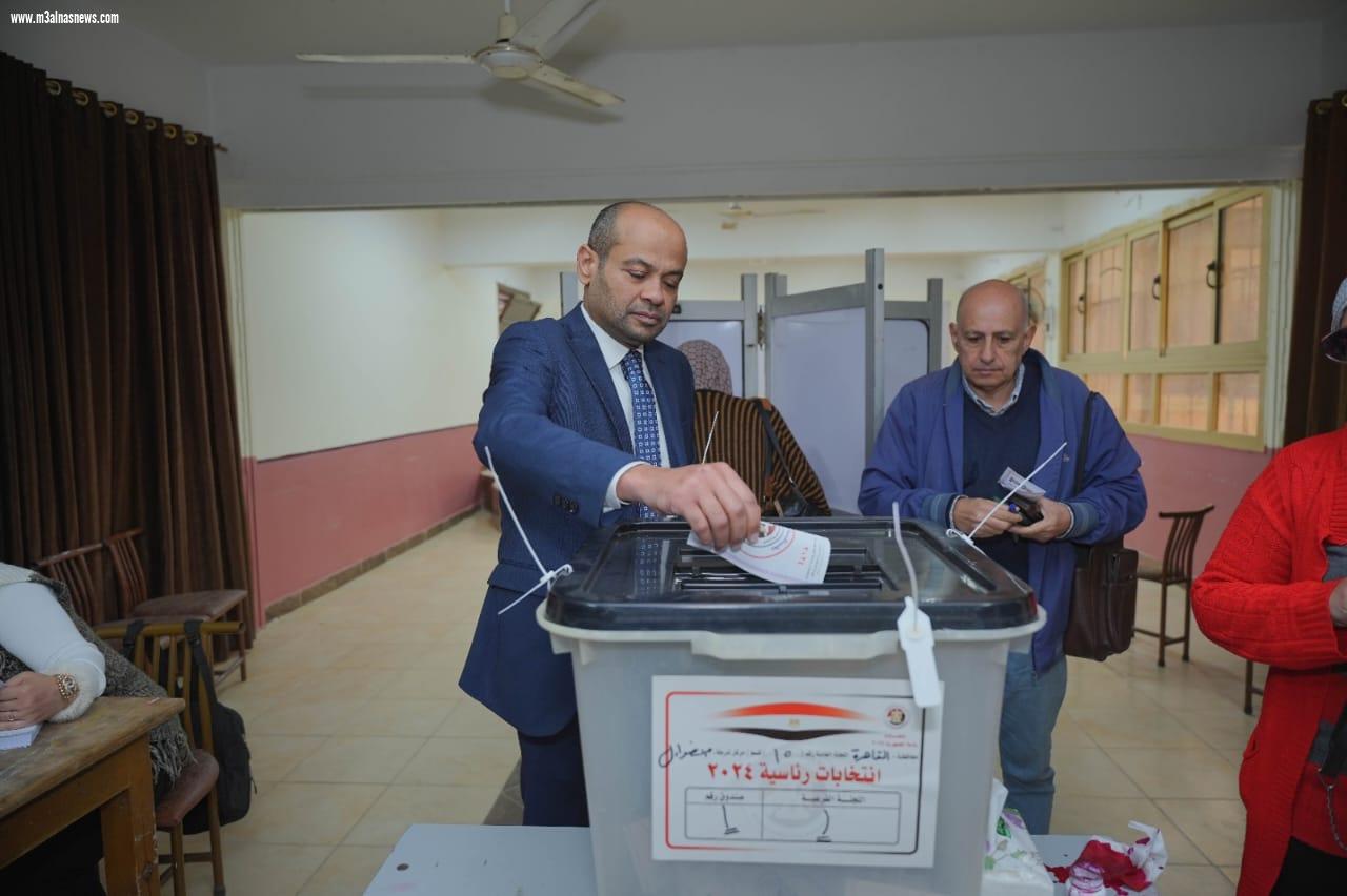 رئيس البورصة المصرية يدلي بصوته في الانتخابات الرئاسية