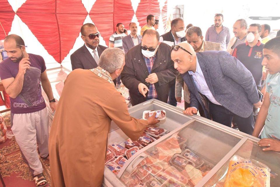 محافظ أسيوط يفتتح معارض الغرفة التجارية لبيع الخضار والفاكهة والسلع الغذائية بأسعار مخفضة بميدان المنفذ وجمعية الشبان المسلمين
