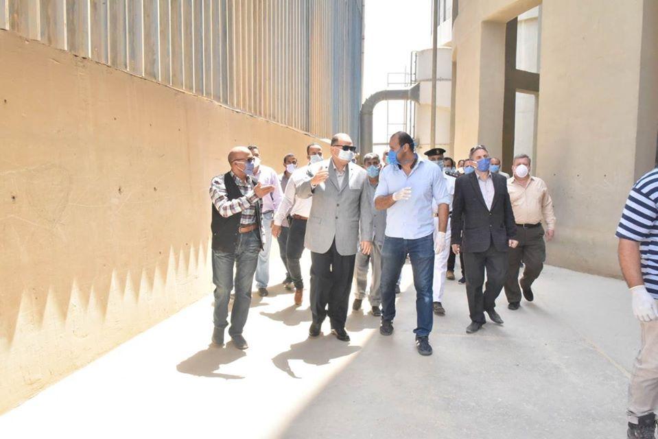 محافظ أسيوط يتفقد صوامع عرب العوامر لمتابعة توريد محصول القمح
